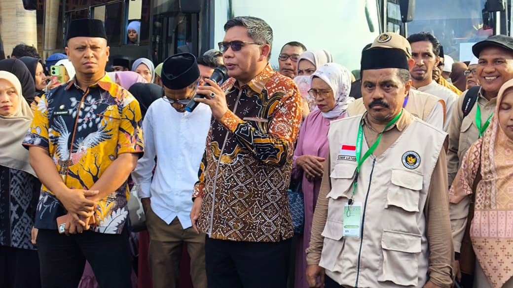Wali Kota Ambon Resmi Lepas Jamaah Calon Haji ke Asrama Haji Waiheru