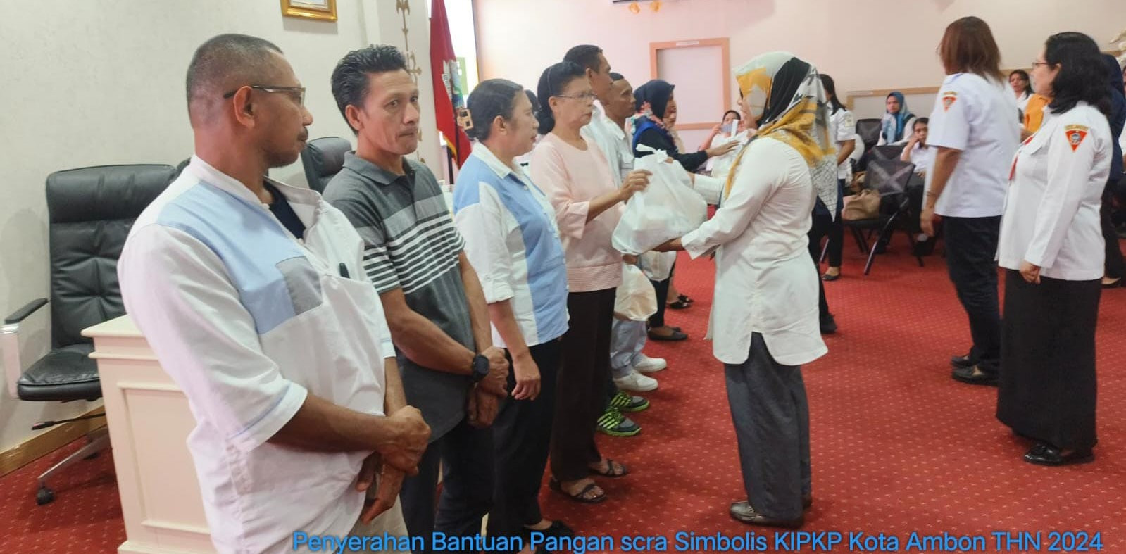 3798 KK di Ambon Terima Bantuan Pangan