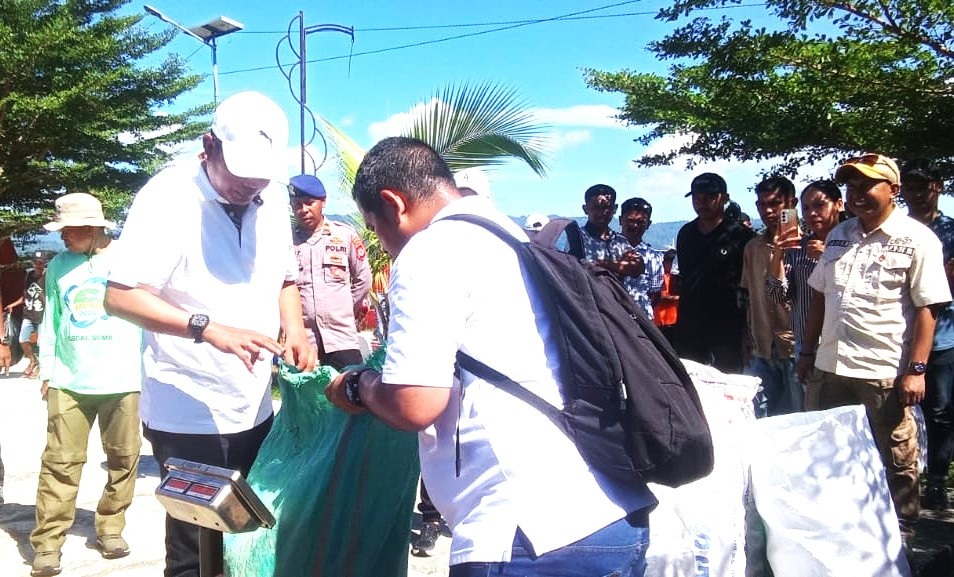 Teluk Ambon Penuhi Sampah, Wattimena Prihatin