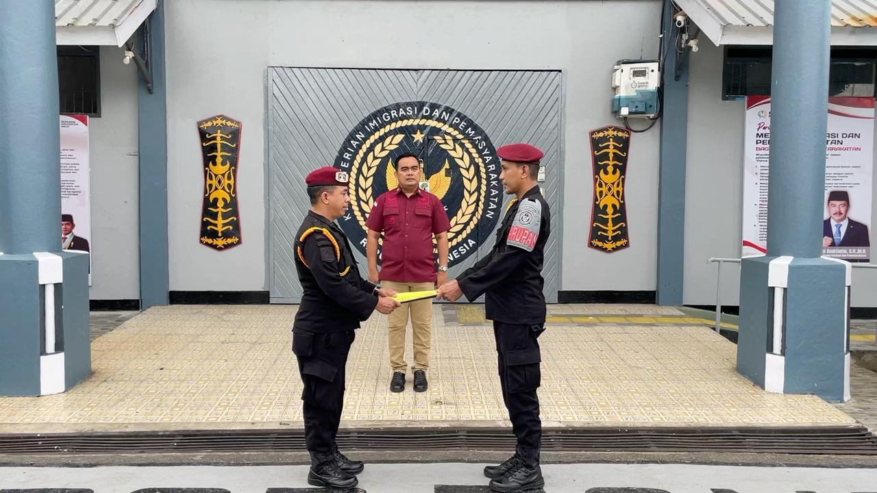 Cegah Selundupan Handphone, Aji Terima Penghargaan