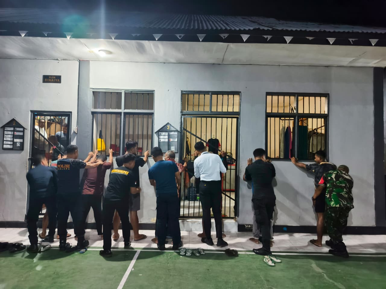 Razia Gabungan Lapas Wahai dan Koramil, Perkuat Sterilisasi Blok Hunian dari Barang Terlarang