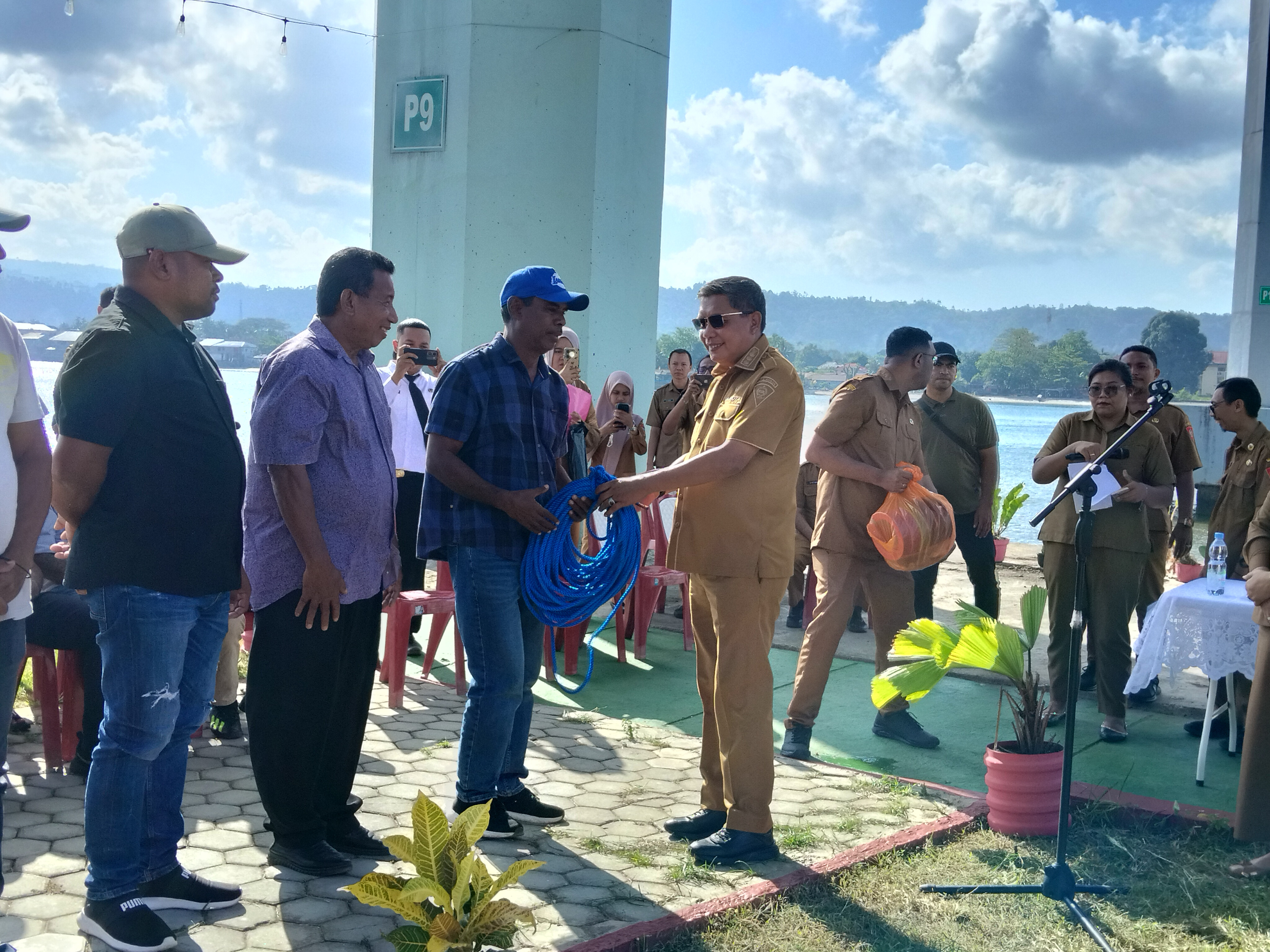 Wali Kota Ambon Serahkan Bantuan Sarana Perikanan, Dorong Kesejahteraan Nelayan dan Pembudidaya