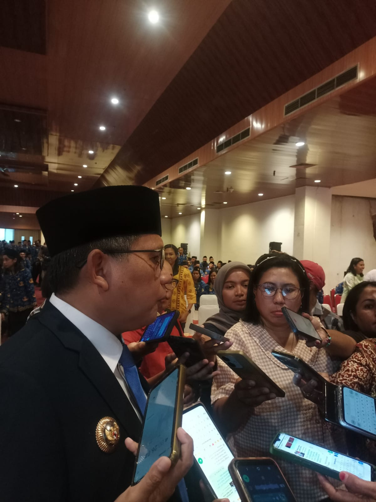 Wattimena Ungkap Inisiatif Tangani Pencemaran Sampah di Teluk Ambon