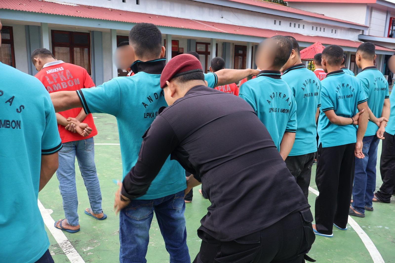 Terwujud Lingkungan Aman, LPKA Ambon Lakukan Penggeledahan dan Pemeriksaan Kebersihan Anak Binaan