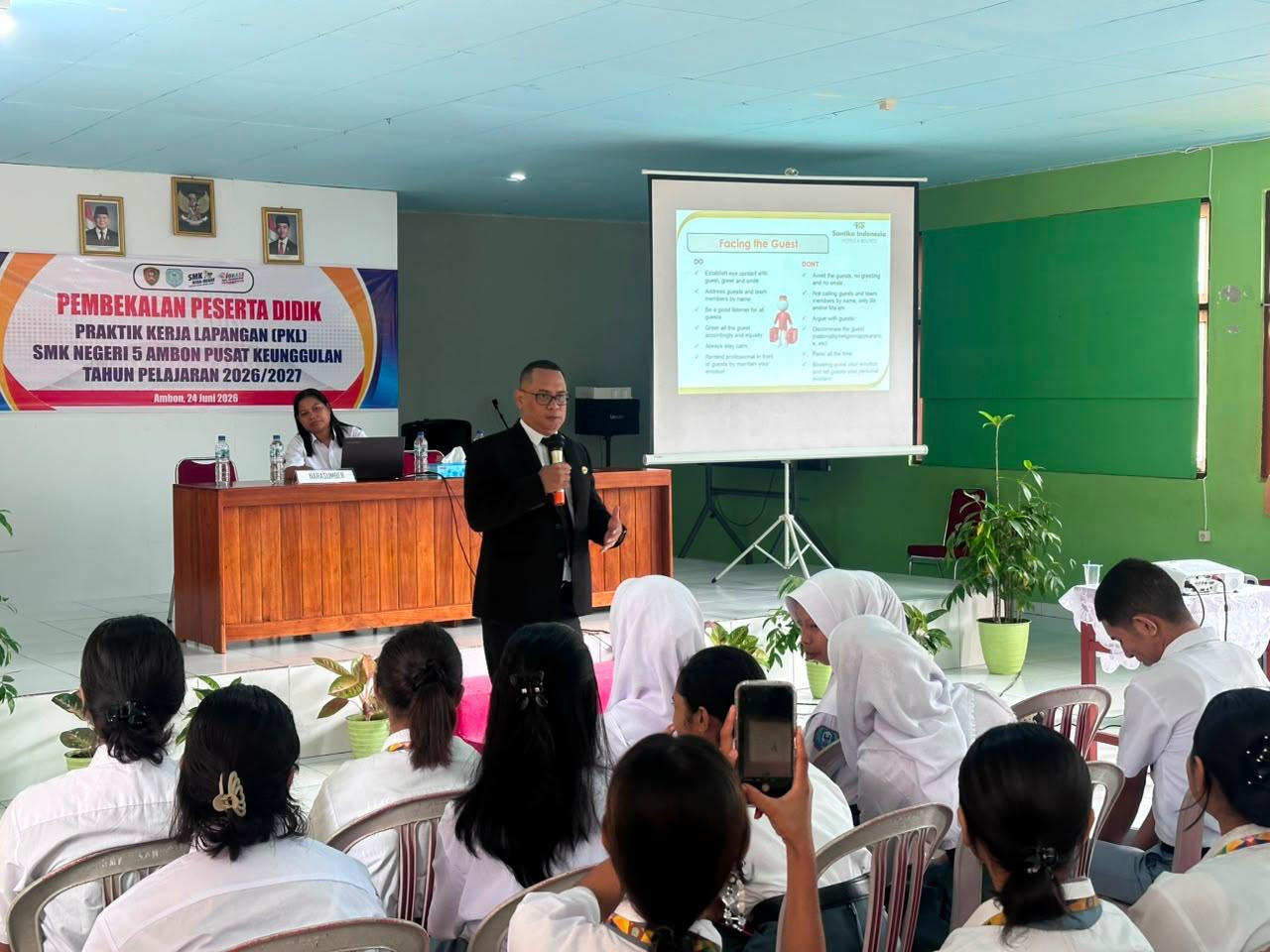 Hotel Santika Premiere Ambon Bekali Siswa SMKN 5 Ambon Hadapi Dunia Kerja