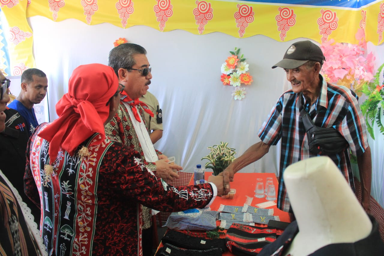 Lewerissa Tinjau Pameran  30 UMKM Di Masohi,  Ajak Pelaku Usaha Terus Berkreativitas