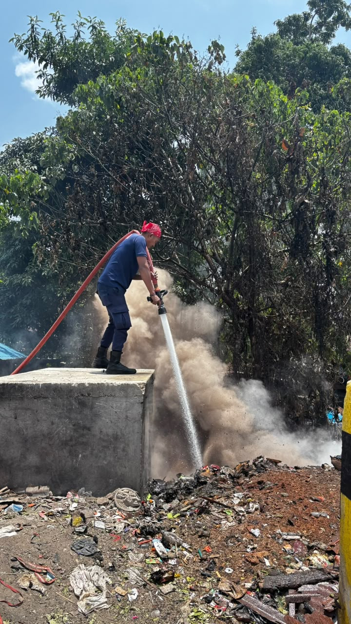 Kemarau Panjang,Sampah Terbakar di benteng Langsung Ditangani Damkar Ambon