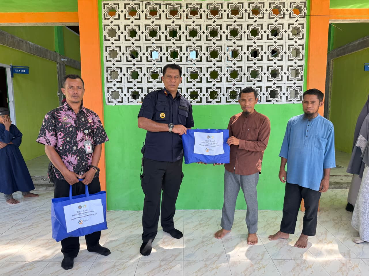 Lapas Namlea Salurkan Bansos kepada Warga dan Santri, Wujud Kepedulian di HBP ke-62