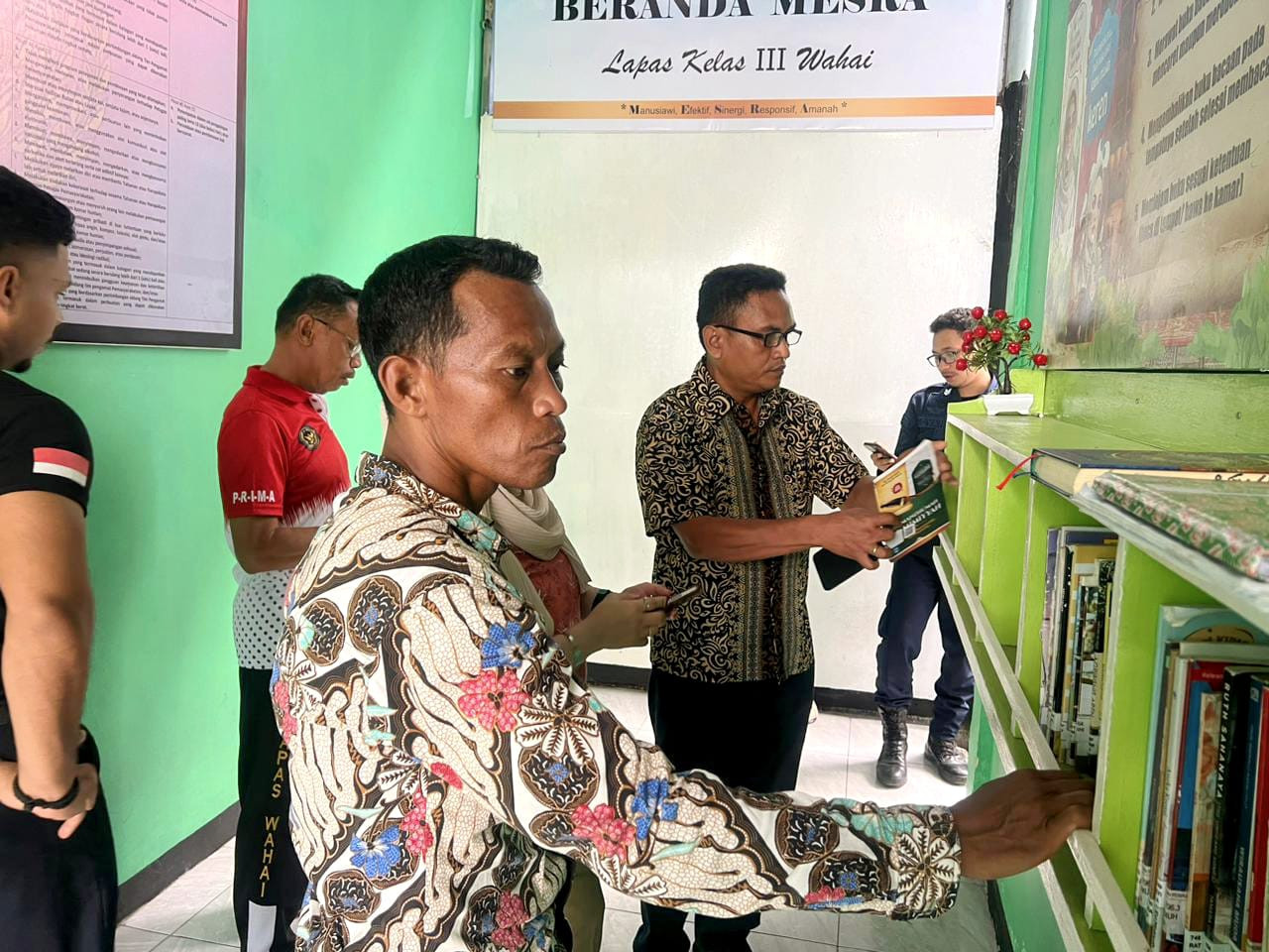 Perkuat Literasi, Lapas Wahai Terima Monev Hibah Buku Dinas Perpustakaan Malteng