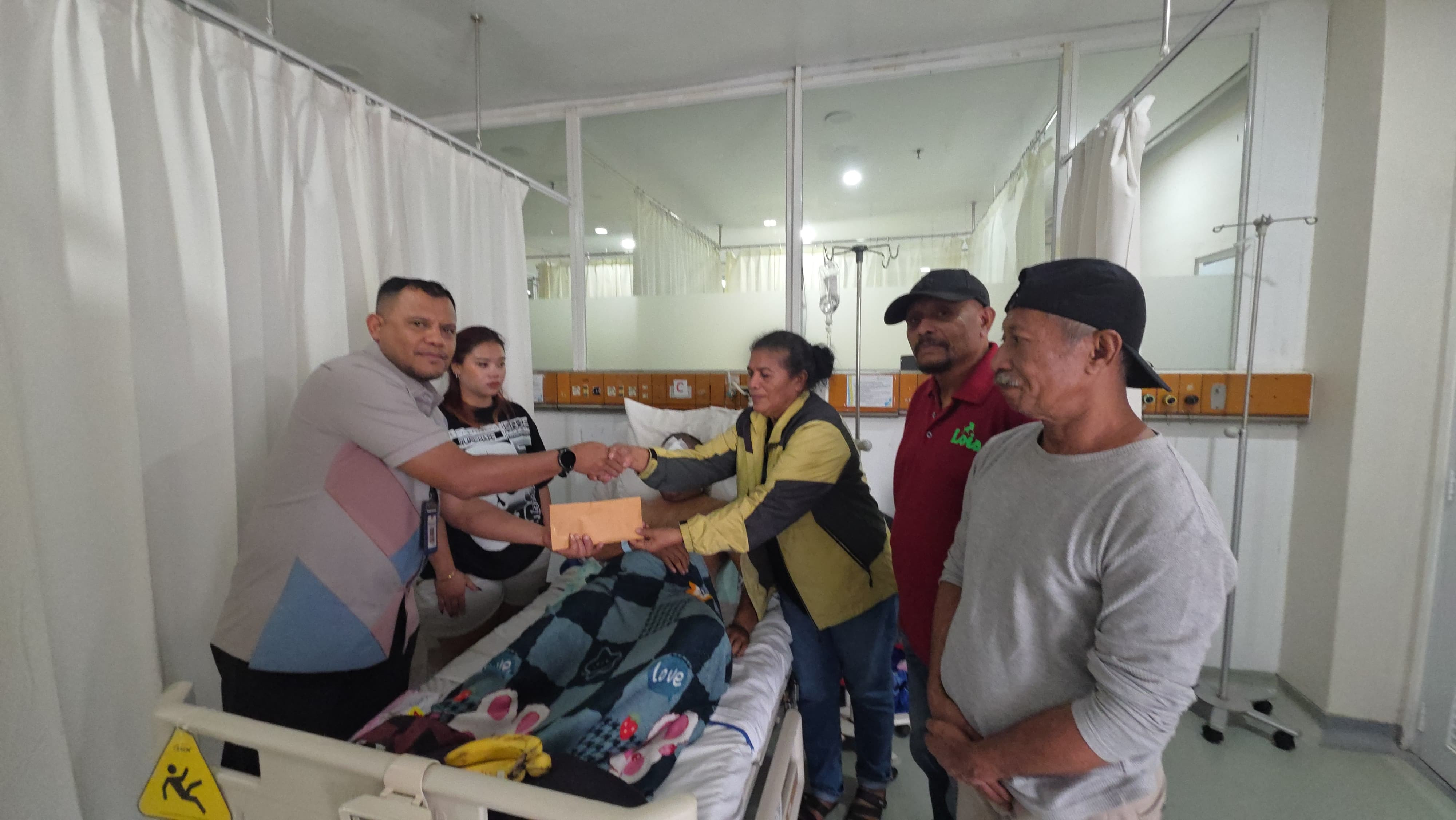 Judul: Gubernur Maluku Salurkan Santunan bagi Korban Bentrok Matraman, Ajak Warga Tetap Jaga Persatuan