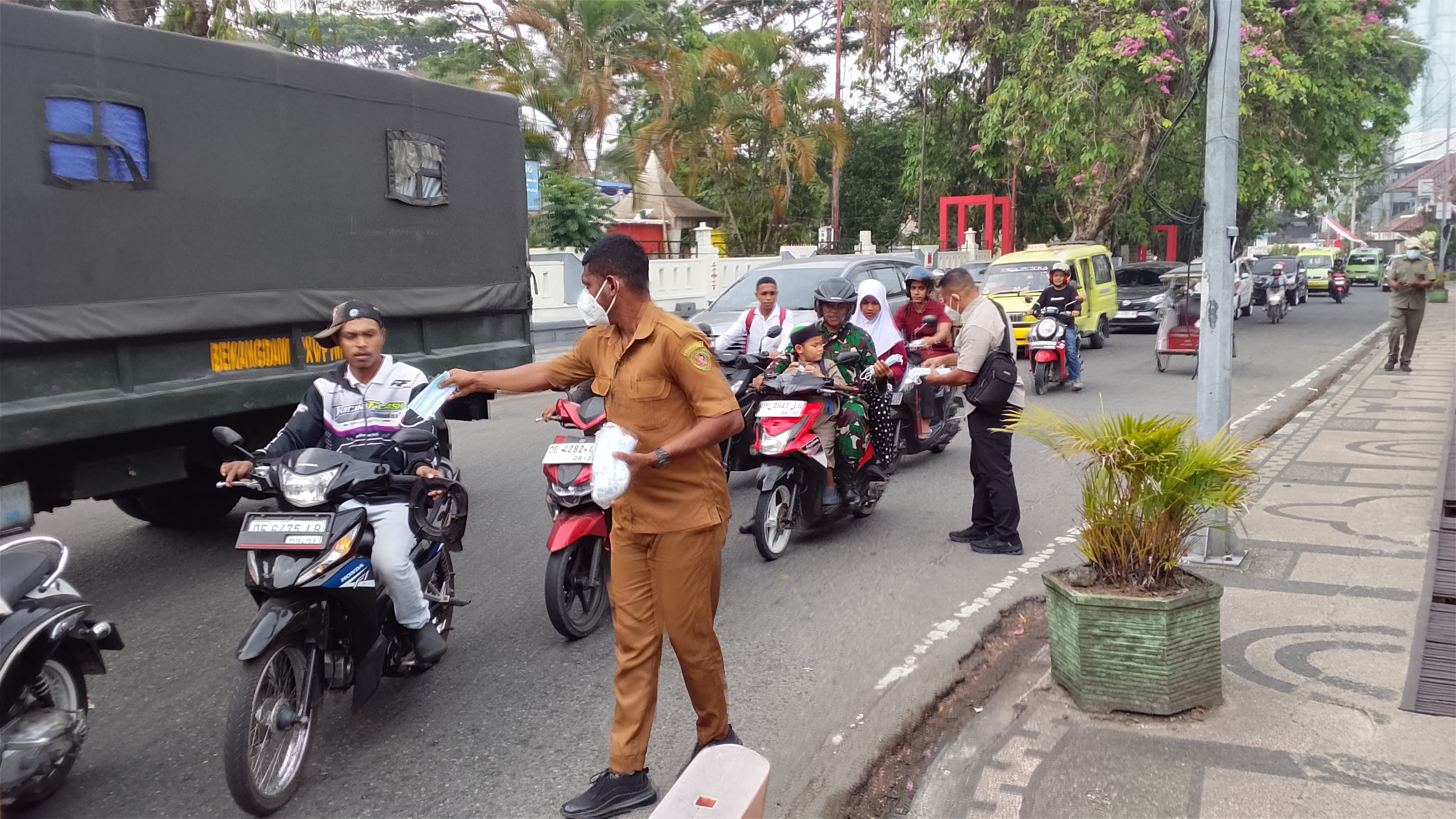 Cegah Dampak Paparan Asap, Pemprov Maluku Salurkan 3.000 Masker