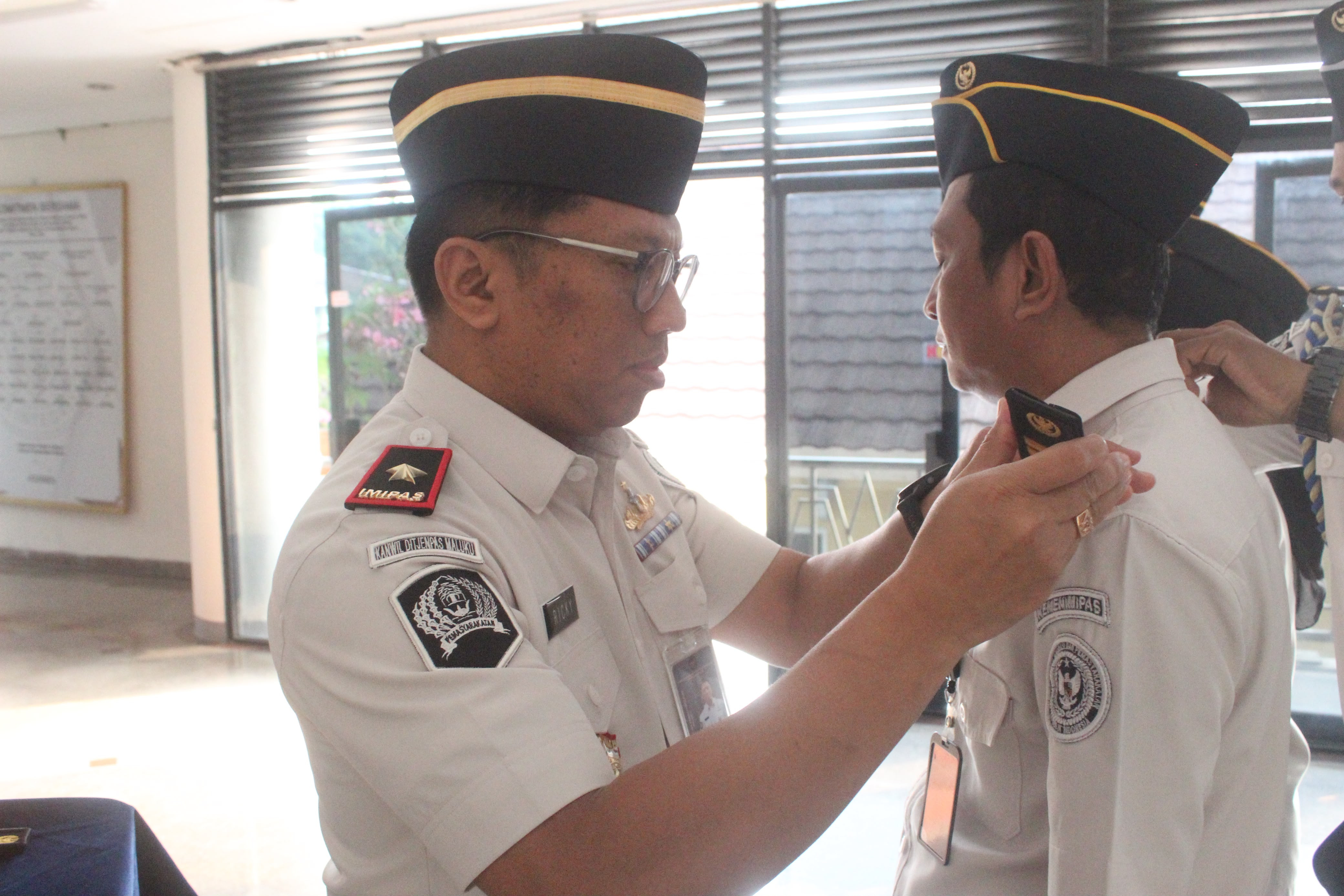 Dorong Peningkatan Kualitas SDM,Tiga Pegawai Kanwil Ditjenpas Maluku Naik Pangkat