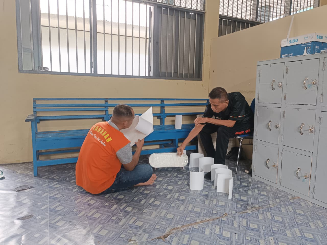 Warga Binaan Rutan Ambon Asah Keterampilan Lewat Pembuatan Tempat Sampah dan Akuarium