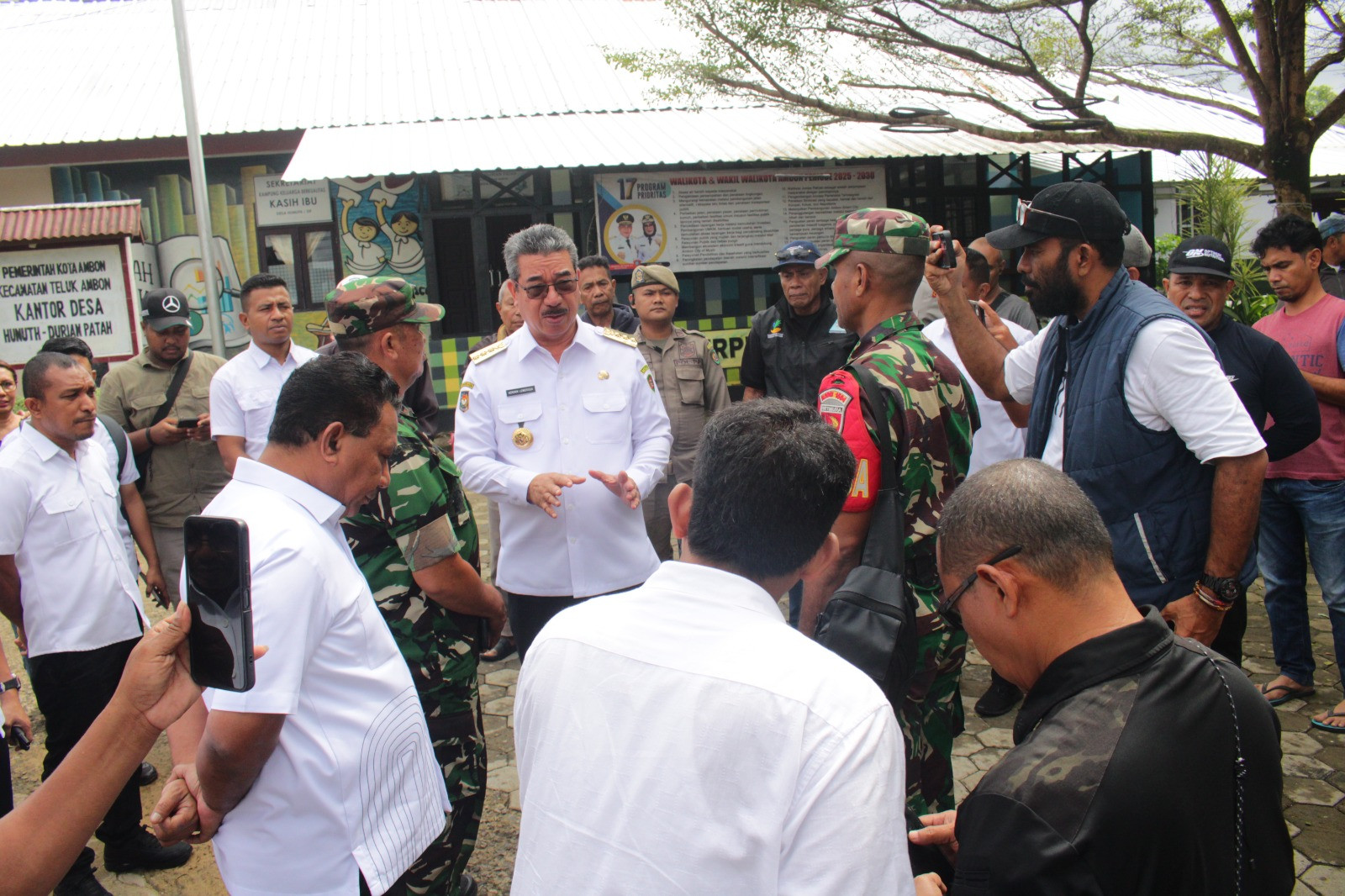 Pasca Bentrok, Lewerissa dan Vanath Tinjau Korban, Bantuan Siap Disalurkan