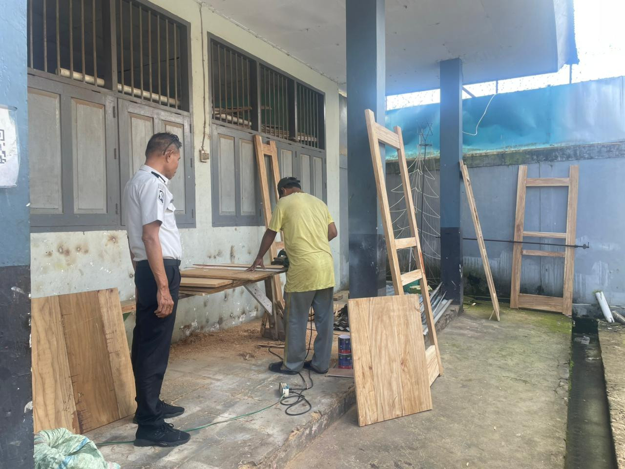 Warga Binaan Rutan Ambon Produksi Pintu Berkualitas untuk Dukung Renovasi Dapur